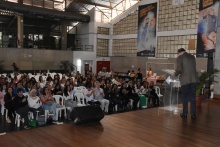 No Ginásio Poliesportivo, presença do Reitor, pe. Anderson S.J., do Decano do CCBS, prof. Hilton Koch, entre outros representantes da Universidade, dos alunos e professores do novo curso. Fotógrafo Antônio Albuquerque. 