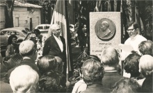 Inauguração do medalhão com o busto do Padre Leonel Franca S.J. na PUC-Rio. Ao centro, o irmão do Pe. Franca, Monsenhor Leovigildo Franca, e, à direita, o Padre Leme Lopes S.J.. 