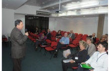 Abertura da Conferência, com o Prof. Luiz Carlos Scavarda, no Auditório AMEX/IAG. Fotógrafo Antônio Albuquerque. Acervo Núcleo de Memória.