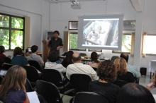 Apresentação do Prof. Philippe Rochat na sala L201. Fotógrafo Antônio Albuquerque. Acervo do Núcleo de Memória.