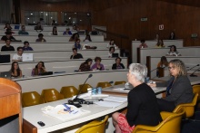 Na mesa de abertura, Bárbara Unmüßig (Fundação Heinrich Böll) e a profa. Marta Fernández (IRI). Fotógrafo Antônio Albuquerque.