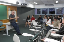 O Prof. Hans Gumbrecht no Auditório F300. Fotógrafo Antônio Albuquerque. Acervo do Núcleo de Memória.