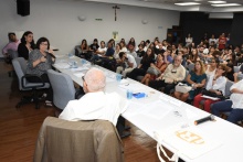 Mesa com debatedores e plateia, no auditório Padre Anchieta. Fotógrafo Antônio Albuquerque.
