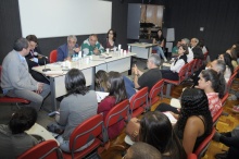 Na mesa, os debatedores e a Profa. Carla Siqueira (COM). Fotógrafo Antônio Albuquerque. Acervo do Núcleo de Memória.
