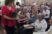 Os participantes recebem as Rosas de Anchieta. Fotógrafa Joice Bittencourt. Acervo do Centro Loyola de Fé e Cultura.