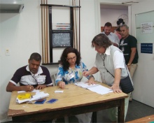 Processo de votação na sede da AFPUC. Fotógrafo Antônio Albuquerque. Acervo do Núcleo de Memória.