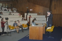 O Prof. Marcelo Gattass apresenta sua palestra, no Auditório do RDC. Fotógrafo Antônio Albuquerque. Acervo do Núcleo de Memória.
