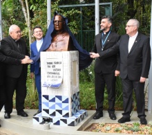 Descerramento do busto do Padre Leonel Franca S.J., com Dom Orani, pe. Roberto Dias S.J, presidente da FPLF, Reitor pe. Anderson Pedroso S.J. e o ex-reitor pe. Josafá Carlos de Siqueira S.J. Fotógrafo Antônio Albuquerque. 