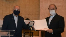 O Prof. Pedro Malan foi um dos homenageados e recebeu a honraria das mãos do Reitor. Fotógrafo Jorge Paulo Araujo. Acervo Comunicar.