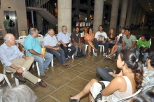 Conversa após a exibição dos filmes os alunos e os professores César Romero, Miguel Pereira, Augusto Sampaio e Adair Rocha. Fotógrafo Weiler Filho. Acervo do Projeto Comunicar.