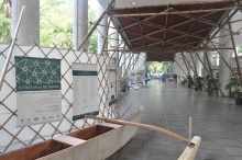 Exposição Estruturas de bambu montada nos pilotis do Edifício da Amizade. Fotógrafo Antônio Albuquerque. Acervo do Núcleo de Memória.