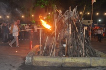 O Reitor Prof. Pe. Josafá S.J. acendeu a fogueira da festa, no estacionamento principal da PUC-Rio. Fotógrafo Antônio Albuquerque. Acervo do Núcleo de Memória.