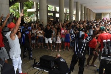 Apresentação de grupo musical nos pilotis do Edifício da Amizade. Fotógrafo Antônio Albuquerque.