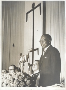 O presidente do Senegal, Léopold Senghor, ao lado do Reitor Pe. Laércio S.J..