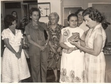 Homenagem à Profa. Maria Josephina Albano, à direita na foto, ao lado da Profa. Ilda Lopes.