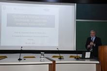 Primeira palestra do evento, com o prof. Francisco Radler de Aquino Neto (UFRJ). Fotógrafo Antônio Albuquerque.