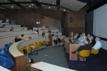 Mesa de debates no Auditório do RDC, coordenada pelo Prof. Carlos Lucena (INF). Fotógrafo Antônio Albuquerque. Acervo do Núcleo de Memória.