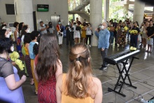 Apresentação do Coral da PUC-Rio nos pilotis do Edifício da Amizade. Fotógrafo Antônio Albuquerque.