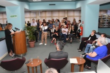 Familiares de Leandro Konder e o Reitor, pe. Anderson S.J., na inauguração da Biblioteca. Fotógrafo Antônio Albuquerque.