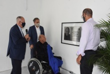 Momento em que o sr. Luiz Cyrillo Fernandes descerra a placa comemorativa à inauguração do prédio. Fotógrafo Antônio Albuquerque.