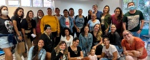 A equipe do projeto com as moradoras da favela participantes da primeira turma das oficinas. Foto: divulgação.