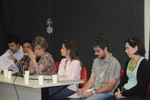 Na mesa, Guilherme Curi, Luiz Gustavo Lacerda, Profa. Angeluccia Habbert, Mirella Arruda, Roberto Oto e Verônica Eloi, na sala K102. Fotógrafo Weiler Filho. Acervo do Projeto Comunicar.