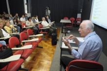 O Prof. Cesar Romero fez a apresentação do livro na sala K102. Fotógrafo Antônio Albuquerque. Acervo do Núcleo de Memória.