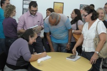 A Profa. Maria Clara Bingemer autografa seu livro. Fotógrafo Antônio Albuquerque. Acervo do Núcleo de Memória.