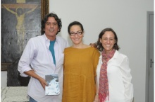 Os autores, Luiz Felipe Guanaes (GEO), Maria Fernanda Lemos (DAU) e Danielle Moreira (JUR), na sala do Conselho Universitário. Fotógrafo Antônio Albuquerque. Acervo Núcleo de Memória.