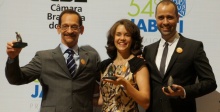 Os professores Hugo Fuks e Mariano Pimentel na entrega do prêmio. Fonte: divulgação do Prêmio Jabuti.