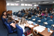 Mesa com debatedores e plateia, no auditório B8. Fotógrafo Antônio Albuquerque.