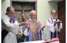 Missa realizada na capela do Centro Loyola. Fonte: site do Centro Loyola de Fé e Cultura.