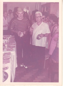 Padre Thomas Lynch Cullen S.J, com tamborim, vestido de carioca, ao lado do prof. Pierre Lucie, festejando o recebimento por ambos do título de Carioca Honorário. 