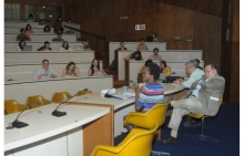 A Profa. Esther Brimmer durante a palestra. Ao seu lado o decano do CCS, Prof. Luiz Roberto Cunha (ECO) e o Prof. Paulo Esteves (IRI). Fotógrafo Antônio Albuquerque. Acervo Núcleo de Memória.