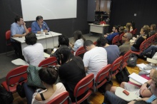 Apresentação do Prof. Eduardo Neiva em evento na sala K102. Fotógrafo Antônio Albuquerque. Acervo do Núcleo de Memória.