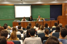 A Profa. Vanessa Oliveira, a Profa. Gisele Cittadino (JUR) e o Prof. José Luis Bolzan. Fotógrafa Gabriela Doria. Acervo do Projeto Comunicar.