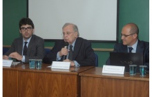 Os professores Cláudio Flores (UFRJ), Pedro Paulo Cristófaro (JUR) e Fernando Cascón (Univ. de Salamanca), no Auditório B6.  Fotógrafo Antônio Albuquerque. Acervo Núcleo de Memória.