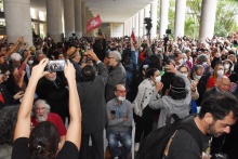 Manifestação nos pilotis do Edifício da Amizade. Fotógrafo Antônio Albuquerque.