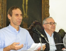 O Prof. Marcus Vinicius e o Reitor Prof. Pe. Josafá S.J. Fotógrafo Antônio Albuquerque. Acervo do Núcleo de Memória.