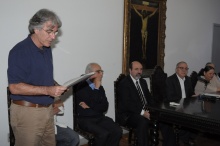 Na sala do Conselho Universitário os professores José Ricardo Bergmann, Pe. Pedro Guimarães Ferreira S.J., Jesus Landeira Fernandez, o Reitor Prof. Pe. Josafá Carlos de Siqueira S.J. e a Profa. Maria Elizabeth Ribeiro dos Santos. Fotógrafo Antônio Albuquerque. Acervo do Núcleo de Memória.