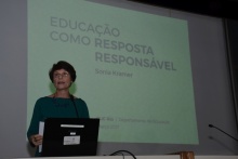 A Profa. Sonia Kramer, no auditório do RDC. Fotógrafo Antônio Albuquerque.