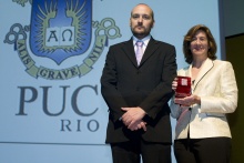 A Profa. Daniela Vargas recebe um dos prêmios oferecidos à PUC-Rio pelo Guia do Estudante Abril. Fotógrafo Anderson Oliveira.