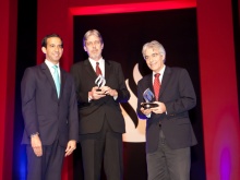 Ao centro o Prof. Tanscheit com o troféu do prêmio, e à direita o Prof. Bergmann, Vice-reitor Acadêmico da PUC-Rio. Acervo do Prêmio Santander Universidades.