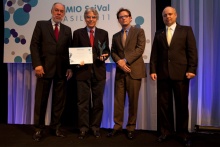 O Vice-reitor Acadêmico, prof. José Ricardo Bergmann, recebeu o prêmio pela PUC-Rio. Acervo Editora Elsevier.