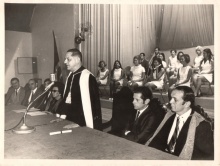 Mesa com professores e autoridades. O reitor Pe. Laércio S.J. e os professores Arnaldo Niskier e Alberto Dines.
