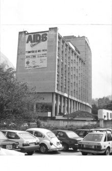 Faixa do 1º Simpósio Nacional sobre a Aids, na lateral do Edifício Cardel Leme. 