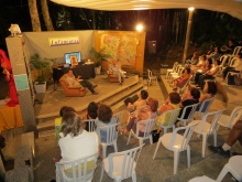 Os profs. Ricardo Oiticica e Alessandro Rocha, palestrantes do dia 18/04, conversam com a plateia no Anfiteatro Junito Brandão. Fotógrafo Antônio Albuquerque. Acervo do Núcleo de Memória.