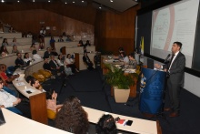 Mesa de abertura com a Vice-Reitora Acadêmica, profa. Marley Maria Vellasco; o Decano do CCS, prof. Francisco de Guimaraens,  e os professores Isabel Rocha de Siqueira e Ricardo Oliveira dos Santos, do IRI. Fotógrafo Antônio Albuquerque. 