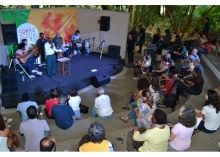 Apresentação de Nelson Sargento no Anfiteatro Junito Brandão. Fotógrafo Antônio Albuquerque. Acervo Núcleo de Memória.