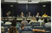 Sessão de encerramento, com a presença do Vice-Reitor Pe. Francisco Ivern S.J. e do Prof. Celso Lafer. Fotógrafo Antônio Albuquerque. Acervo Núcleo de Memória.